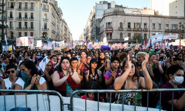 Masiva movilización a la Plaza Congreso para recordar que «la deuda es con nosotras y nosotres»