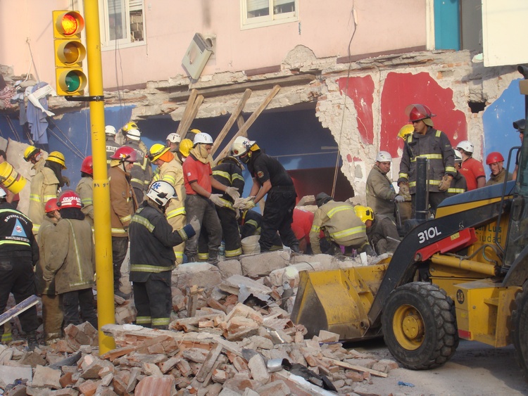 La causa principal del derrumbe de la casa de los Gitto, fue la demolición de parte de la estructura
