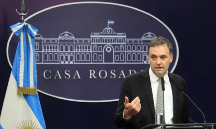 Pidieron la detención de Adorni: lo acusan de «apretar a un testigo» por el escándalo