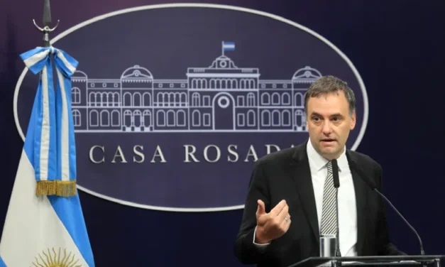 Pidieron la detención de Adorni: lo acusan de «apretar a un testigo» por el escándalo