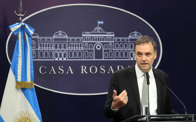 Pidieron la detención de Adorni: lo acusan de «apretar a un testigo» por el escándalo
