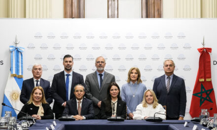 Carlos Almena asumió un rol clave en la diplomacia parlamentaria al integrar los Grupos de Amistad con Marruecos y Ucrania