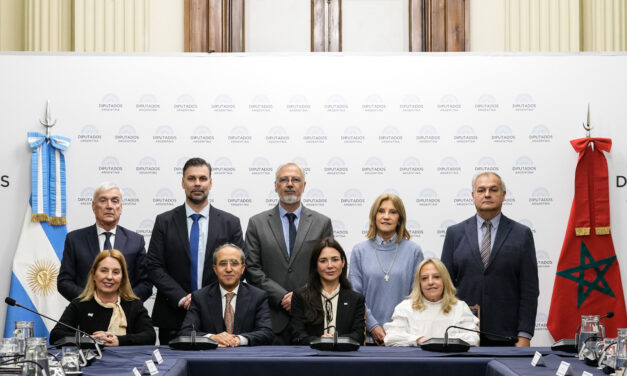 Carlos Almena asumió un rol clave en la diplomacia parlamentaria al integrar los Grupos de Amistad con Marruecos y Ucrania