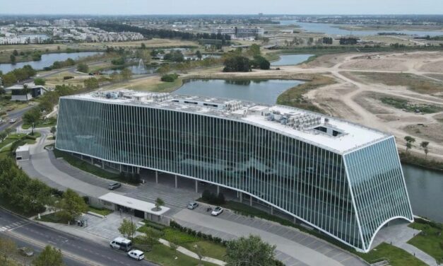 Oficinas de lujo, en terrenos declarados como baldíos