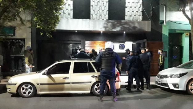 Denuncian que efectivos de la policía no usaron barbijo en un procedimiento en un bar