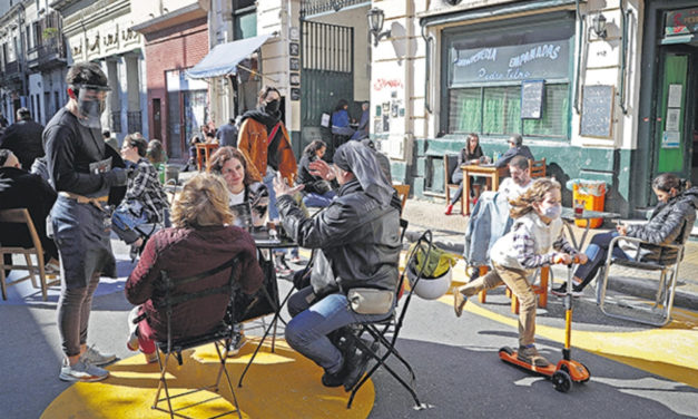“Indignante”, “triste”, “irresponsable” y “tremendo”, la reacción de los trabajadores de la salud ante los bares repletos