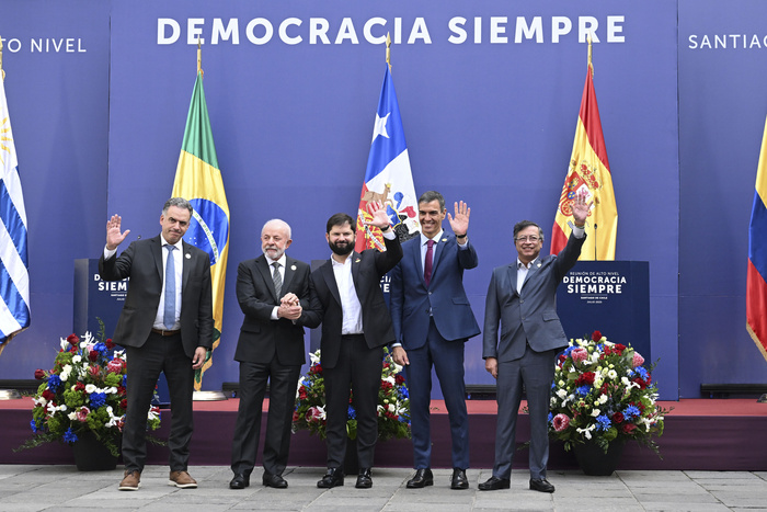 Líderes progresistas se reunieron en Chile en defensa de la democracia