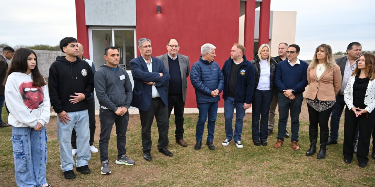 El Gobernador entregó la primeras casas construida en su segunda gestión