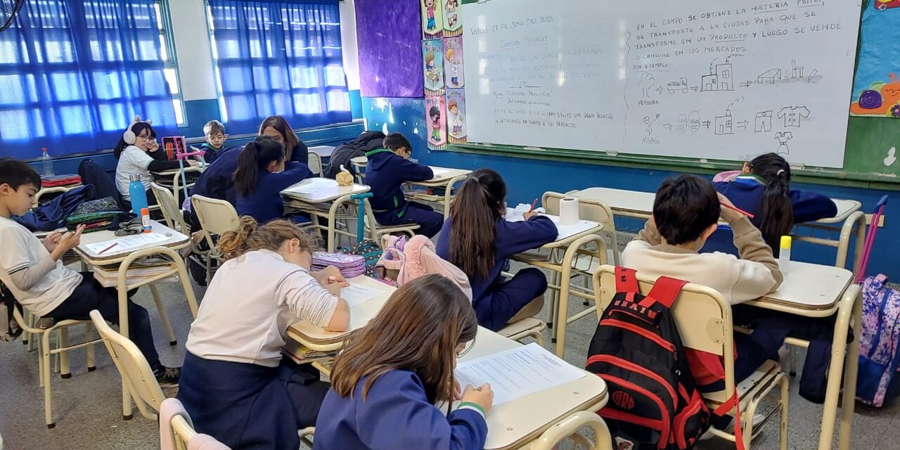 Tras el receso invernal, los estudiantes retornan a las aulas este lunes
