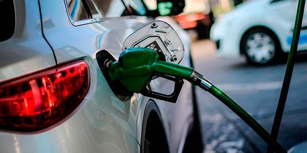 Tres petroleras aumentaron los combustibles: se espera que YPF se sume en las próximas horas