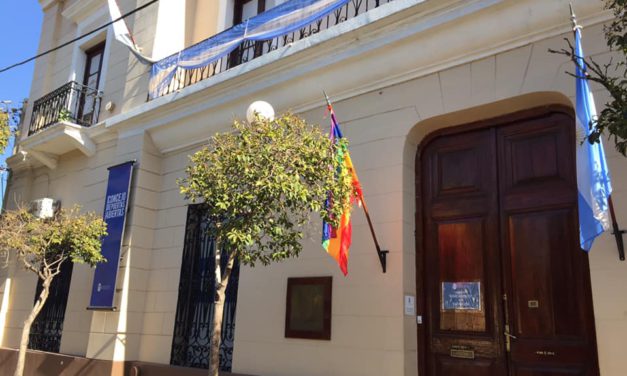 Concejo Deliberante: Quemaron la bandera de la diversidad