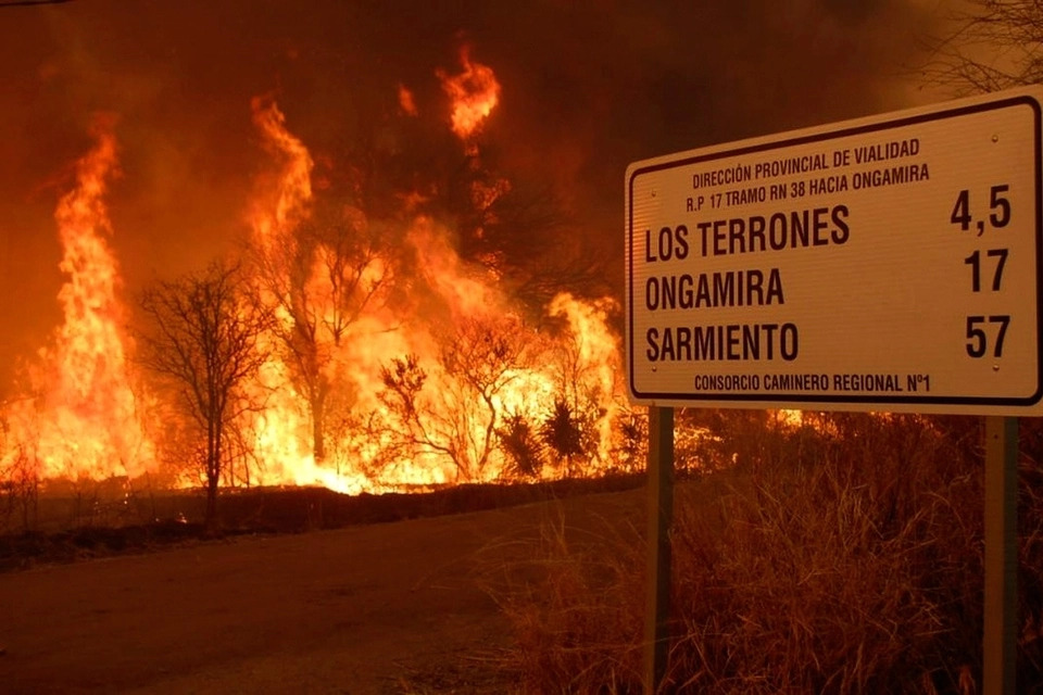 Incendios en Córdoba: varias dotaciones de bomberos combaten el fuego en Unquillo y Villa Carlos Paz