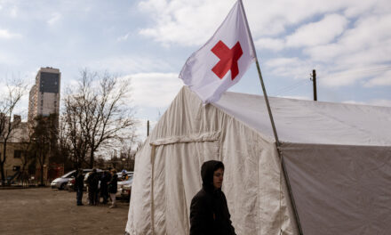 Kiev califica de «inaceptable» la decisión de la Cruz Roja de abrir una oficina para refugiados ucranianos en Rusia