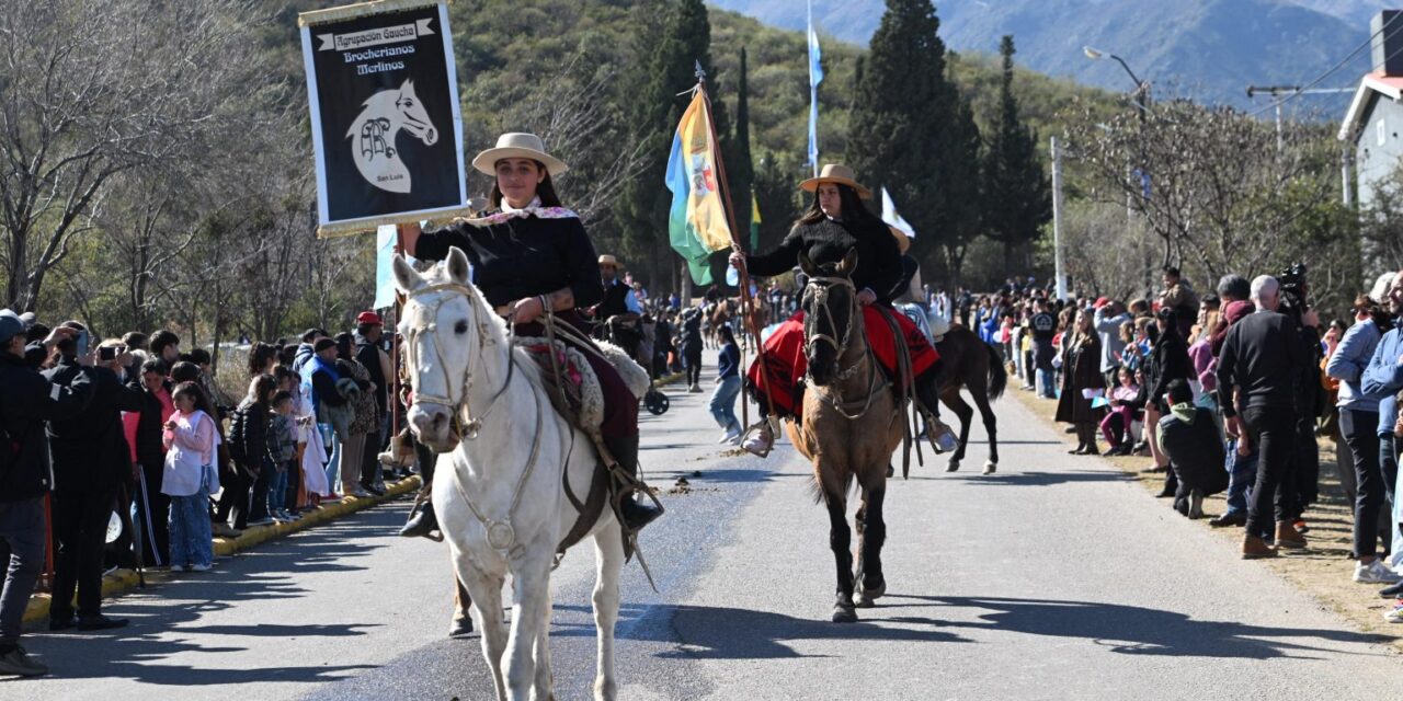 Con un multitudinario desfile, homenajearon al Padre de la Patria en Villa de Merlo