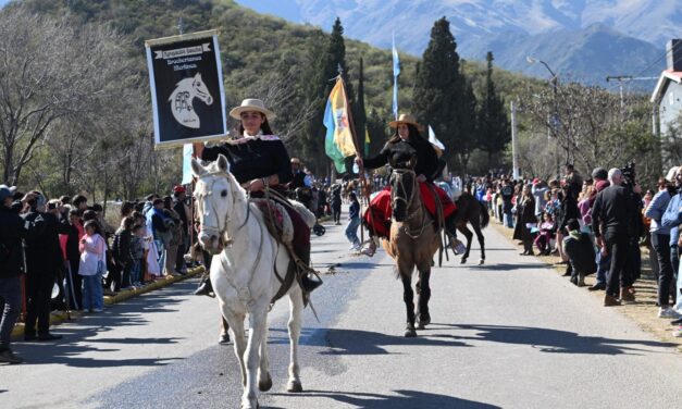 Con un multitudinario desfile, homenajearon al Padre de la Patria en Villa de Merlo