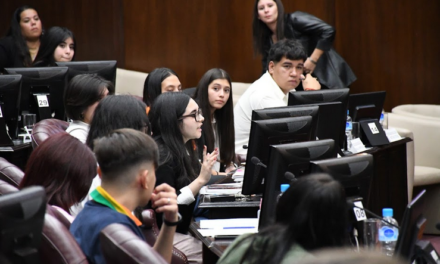 Estudiantes asumieron roles de Diputados por un día