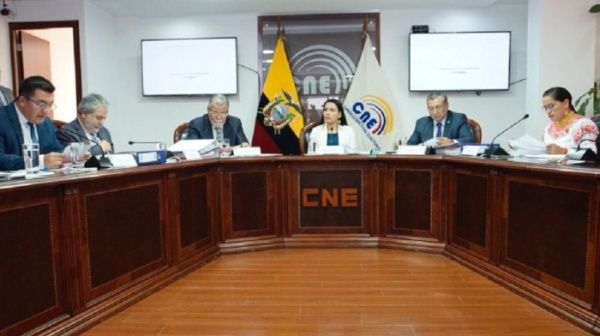 Contraloría de Ecuador destituye a presidenta del CNE