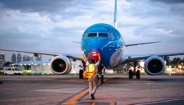 Aerolíneas Argentinas comenzó a darle servicios a otra compañía aérea