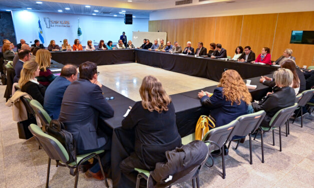 Poggi coordinó una reunión de ministros, secretarios y legisladores en Casa de Gobierno