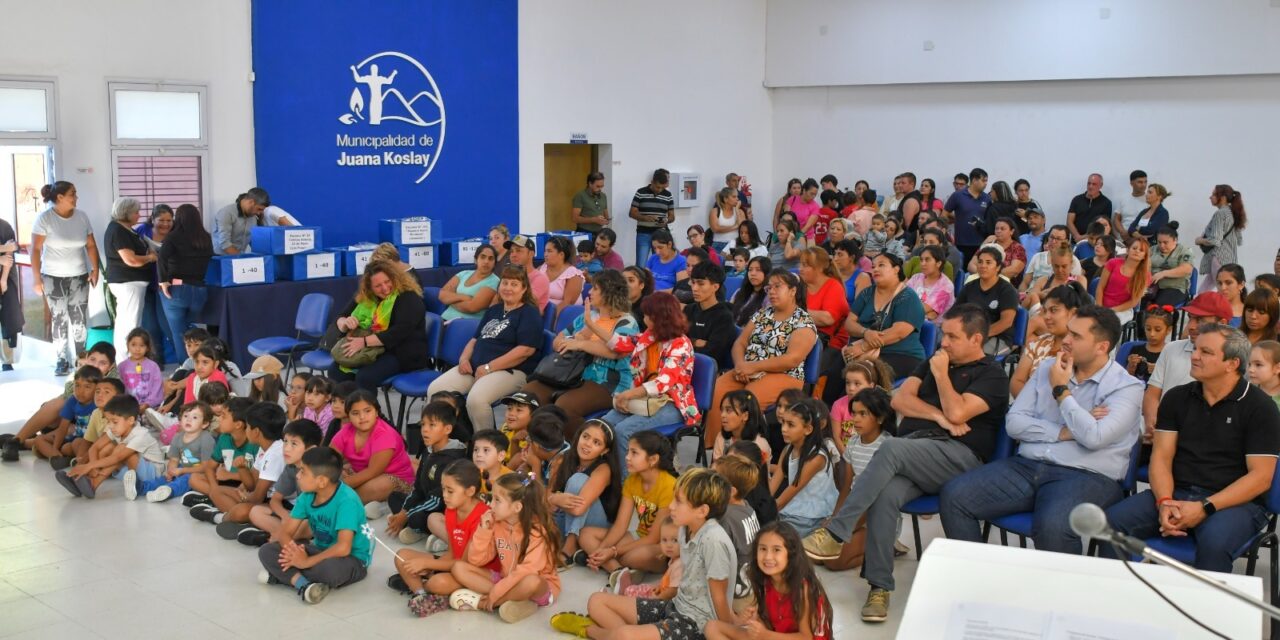 Gestión que acompaña: el Municipio entrega 500 guardapolvos y refuerza la igualdad de oportunidades