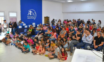 Gestión que acompaña: el Municipio entrega 500 guardapolvos y refuerza la igualdad de oportunidades