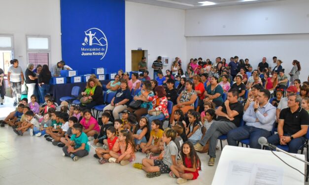 Gestión que acompaña: el Municipio entrega 500 guardapolvos y refuerza la igualdad de oportunidades