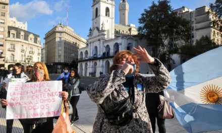 La marcha de los irresponsables en Plaza de Mayo