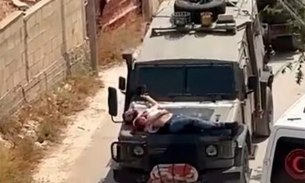 El Ejército israelí ató a un palestino herido al capot de un vehículo militar