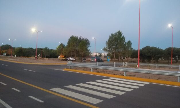 Papelón: El gobierno hizo una rotonda con sendas peatonales tapadas por guarda rail