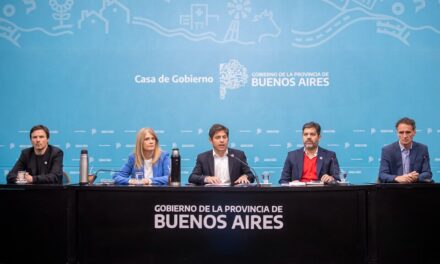  Axel Kicillof salió con los tapones de punta contra Milei: “Es mentira que el cambio de la planta de GNL fue por el RIGI”