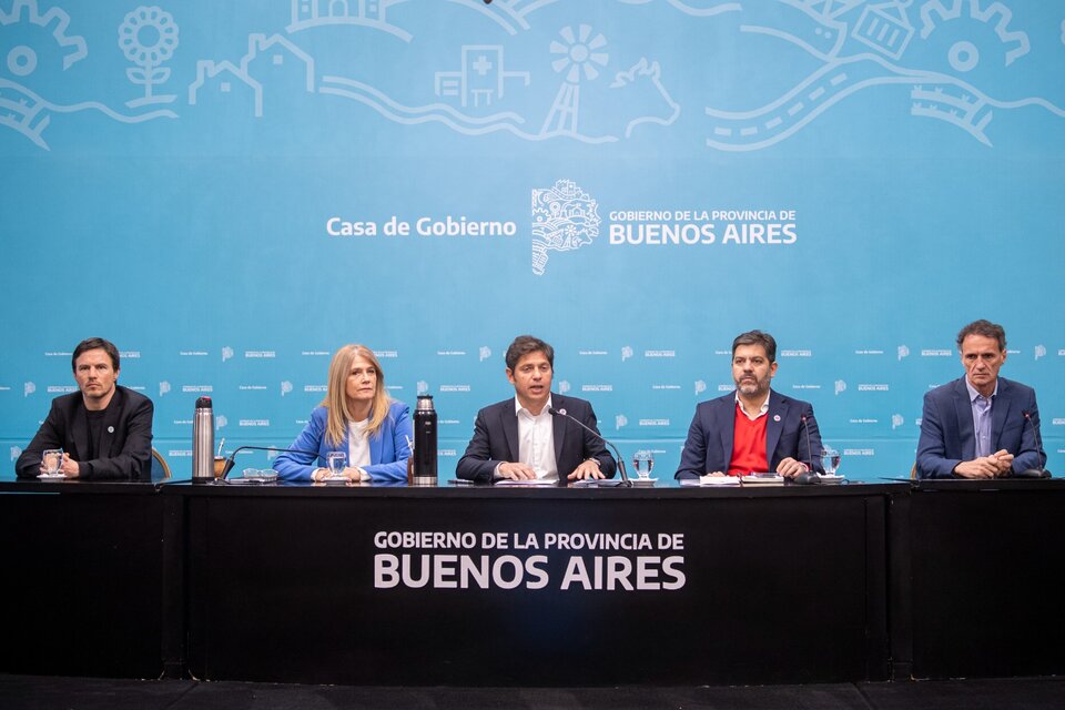  Axel Kicillof salió con los tapones de punta contra Milei: “Es mentira que el cambio de la planta de GNL fue por el RIGI”