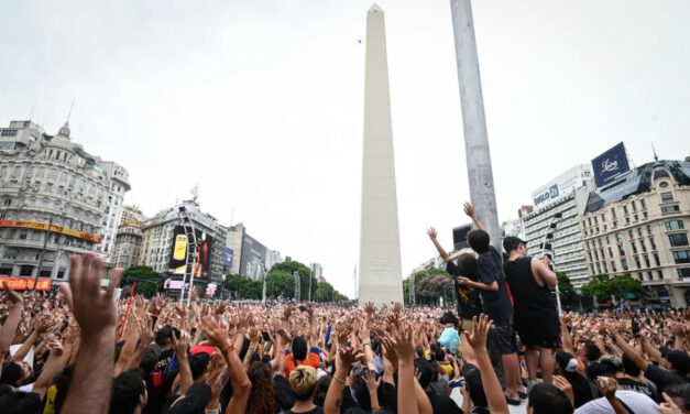 Fanáticos de Dragon Ball se concentran en el Obelisco en homenaje a su creador, Akira Toriyama