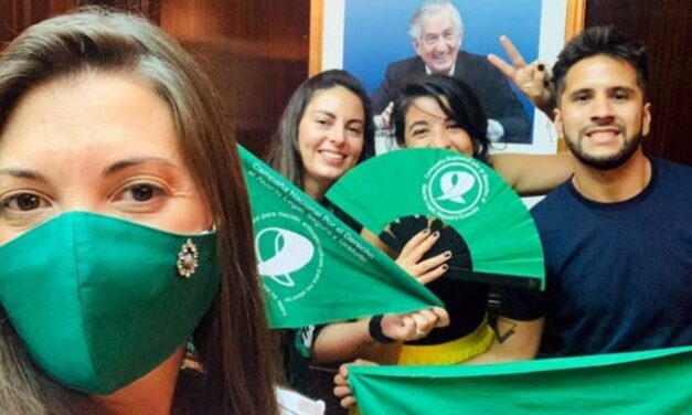 La doble vara de la Secretaria de la Mujer, contra los medios todo contra Frontera calladites la boca