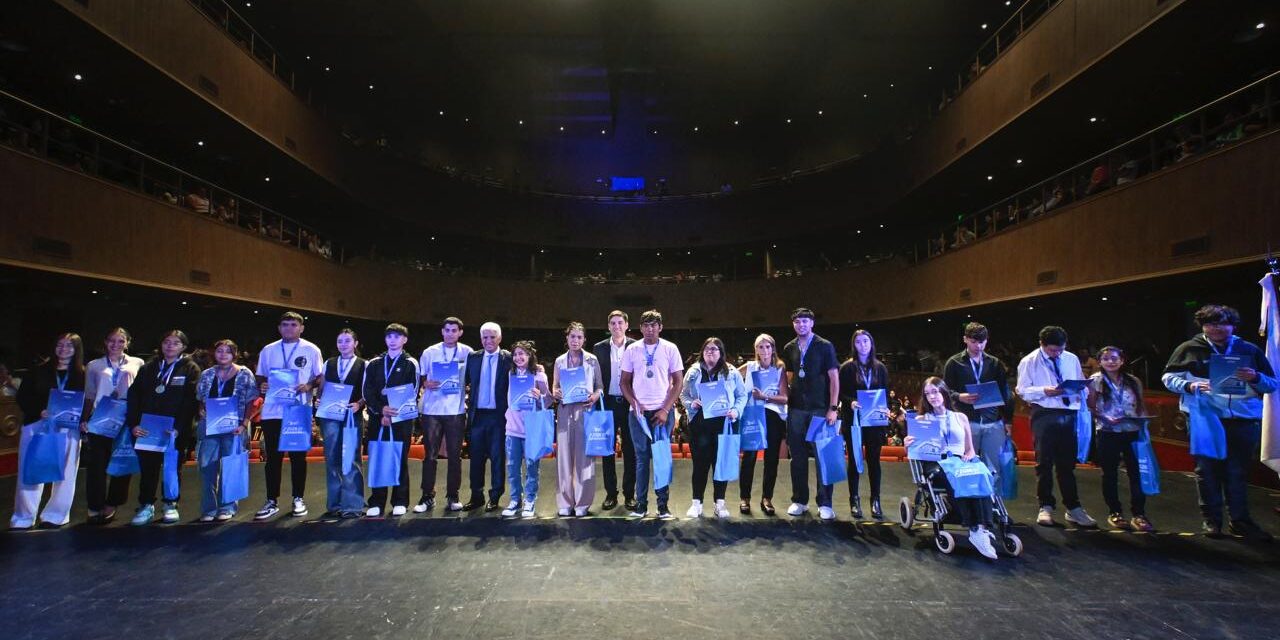 San Luis premia el mérito: 371 estudiantes recibieron la beca de manos del Gobernador