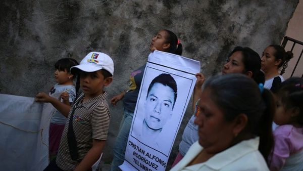 Fiscalía mexicana identifica los restos de uno de los 43 estudiantes desaparecidos de Ayotzinapa