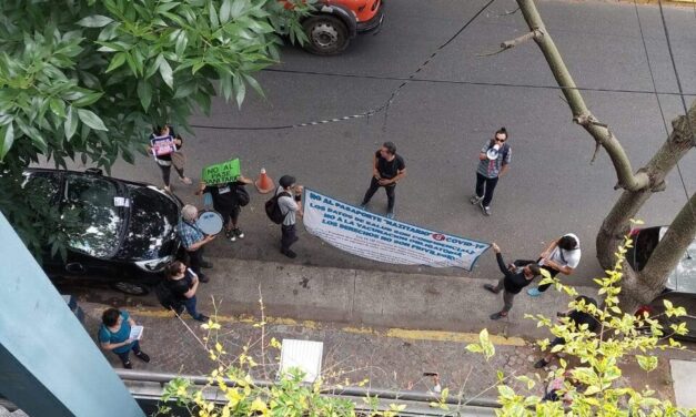 Un grupo de nazis y antivacunas agredió a periodistas de Radio Con Vos