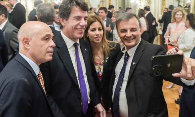 Rodolfo Negri, el «libertario» que usurpa la banca de su esposa y se coló en la reunión con Posse