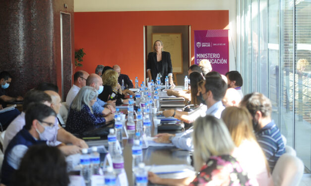 Una “paritaria” para ajustar a los docentes y la memoria del 2004