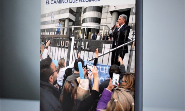 Claudio Poggi presentó un nuevo libro que será de distribución gratuita