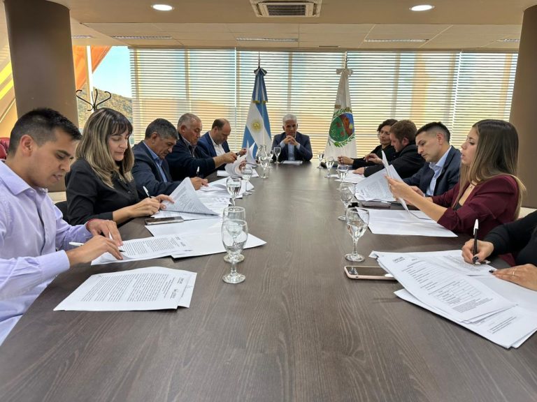 La Provincia invertirá más de $700 millones en obras junto a ocho municipios