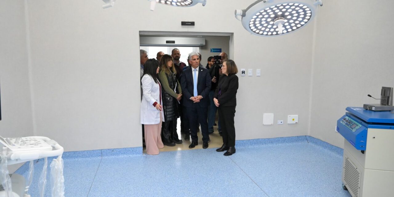Poggi inauguró áreas refaccionadas en el Policlínico Regional y firmó un nuevo llamado a licitación