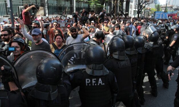Las organizaciones sociales marcharon sin cortar la 9 de Julio, en el estreno del Protocolo Antipiquetes