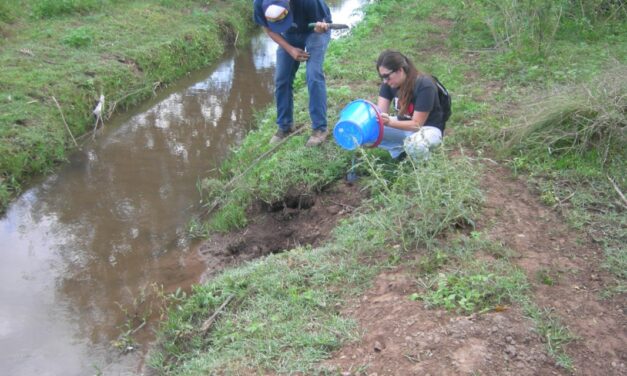 Municipio sin control: Vuelcan cloacas al rio El Volcán