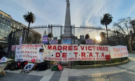 La ONG “madres víctimas de trata” rondaron frente a Casa Rosada con la imagen de Guadalupe Lucero