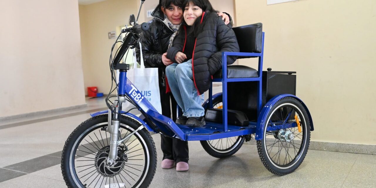 Tres alumnas pedalean de manera inclusiva con las Tubi adaptadas  
