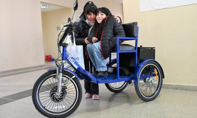 Tres alumnas pedalean de manera inclusiva con las Tubi adaptadas  