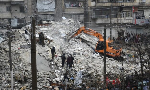 Un terremoto en Turquía y Siria dejó más de 600 muertos y miles de heridos