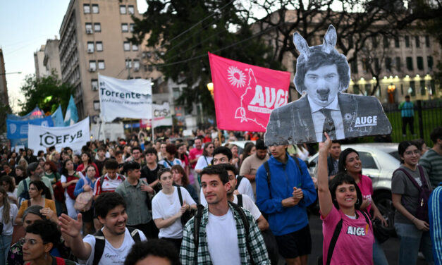 Marcha de velas: miles de estudiantes se movilizaron en contra del ajuste y la violencia