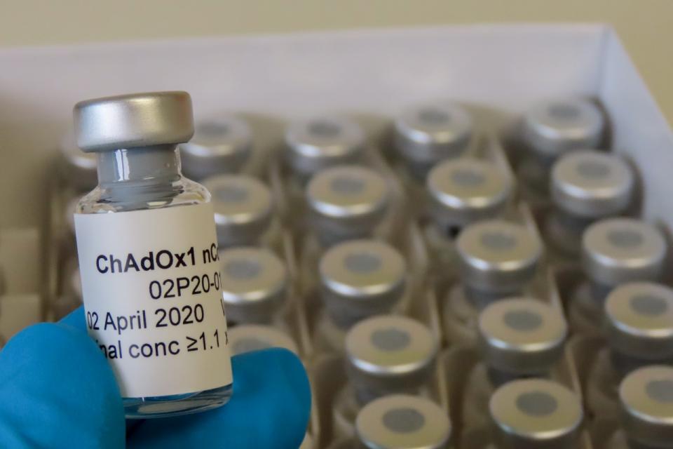 Hacen una pausa en las pruebas de la vacuna de Oxford contra la Covid-19